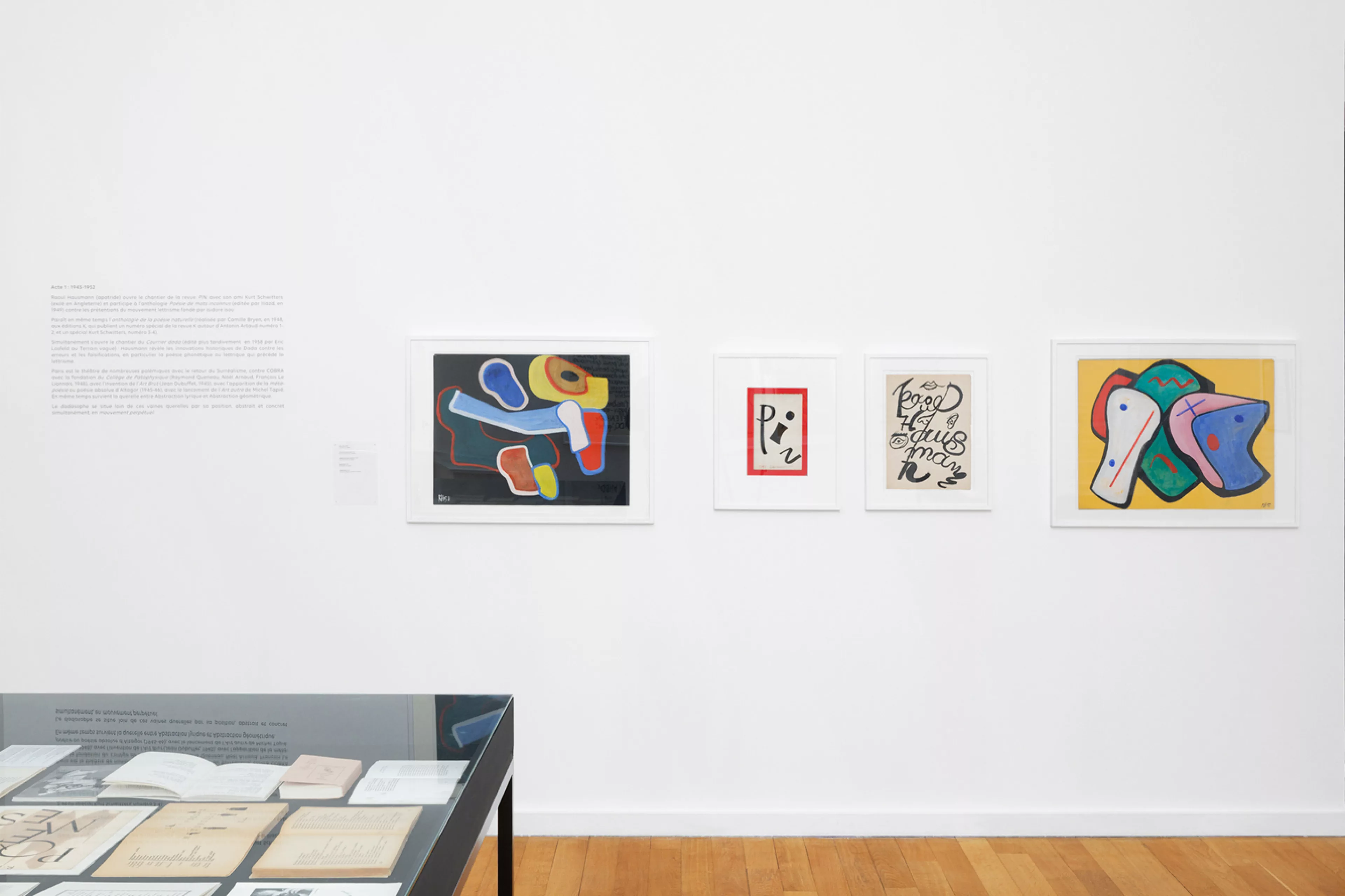 Vue de l'exposition Raoul Hausmann et les poésies expérimentales Européennes