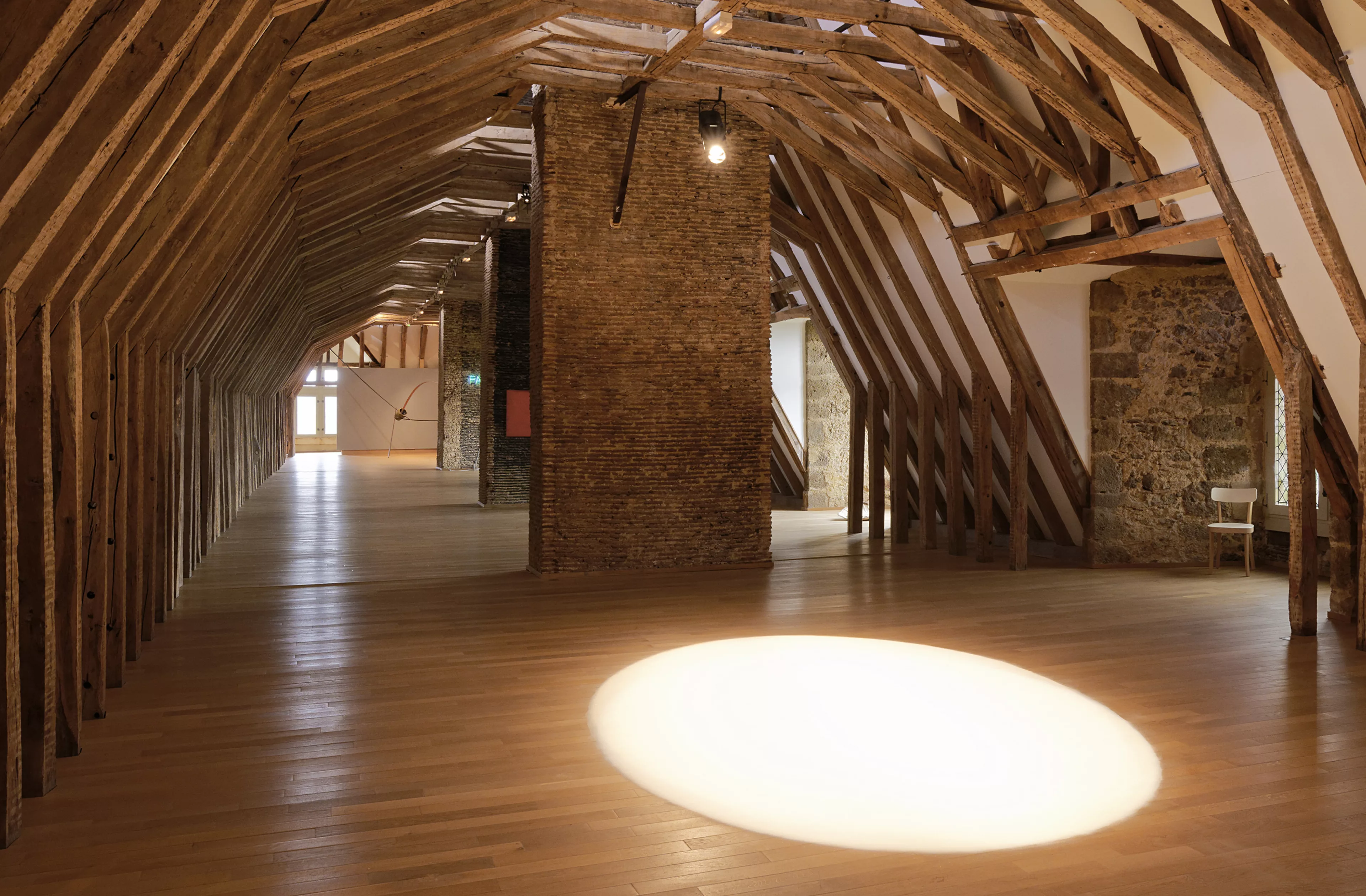 Vue de l'exposition Eroded Landscape : accrochage de la collection