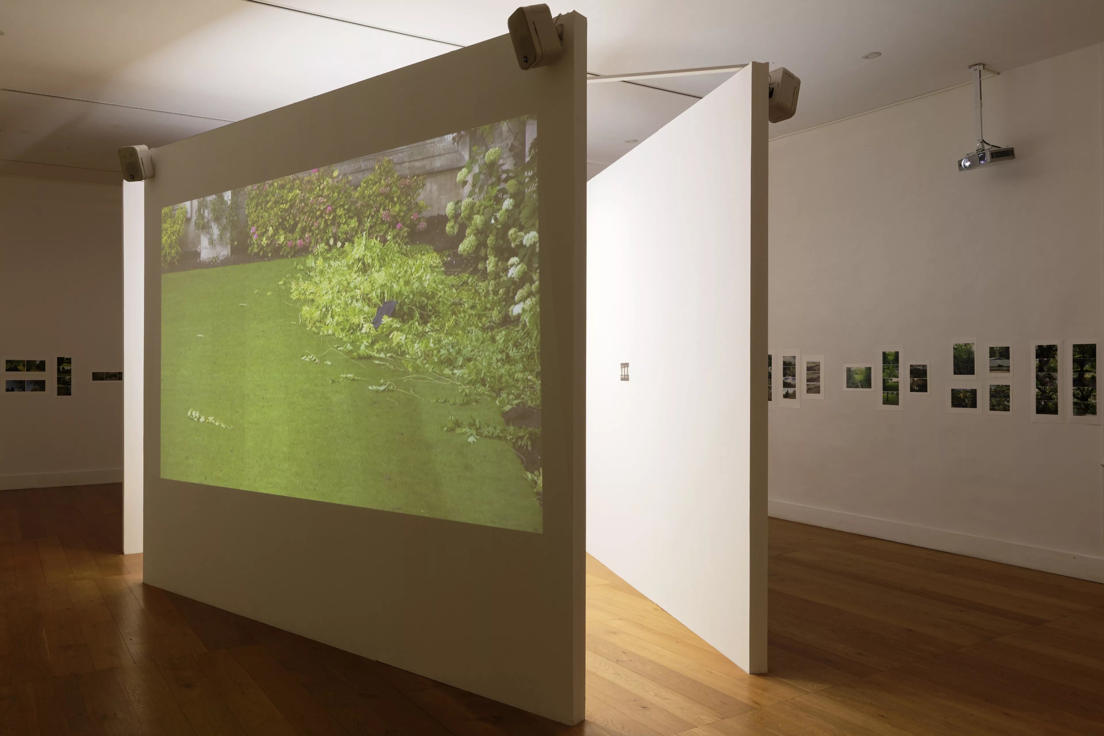 Vue de l'exposition Spaces to see