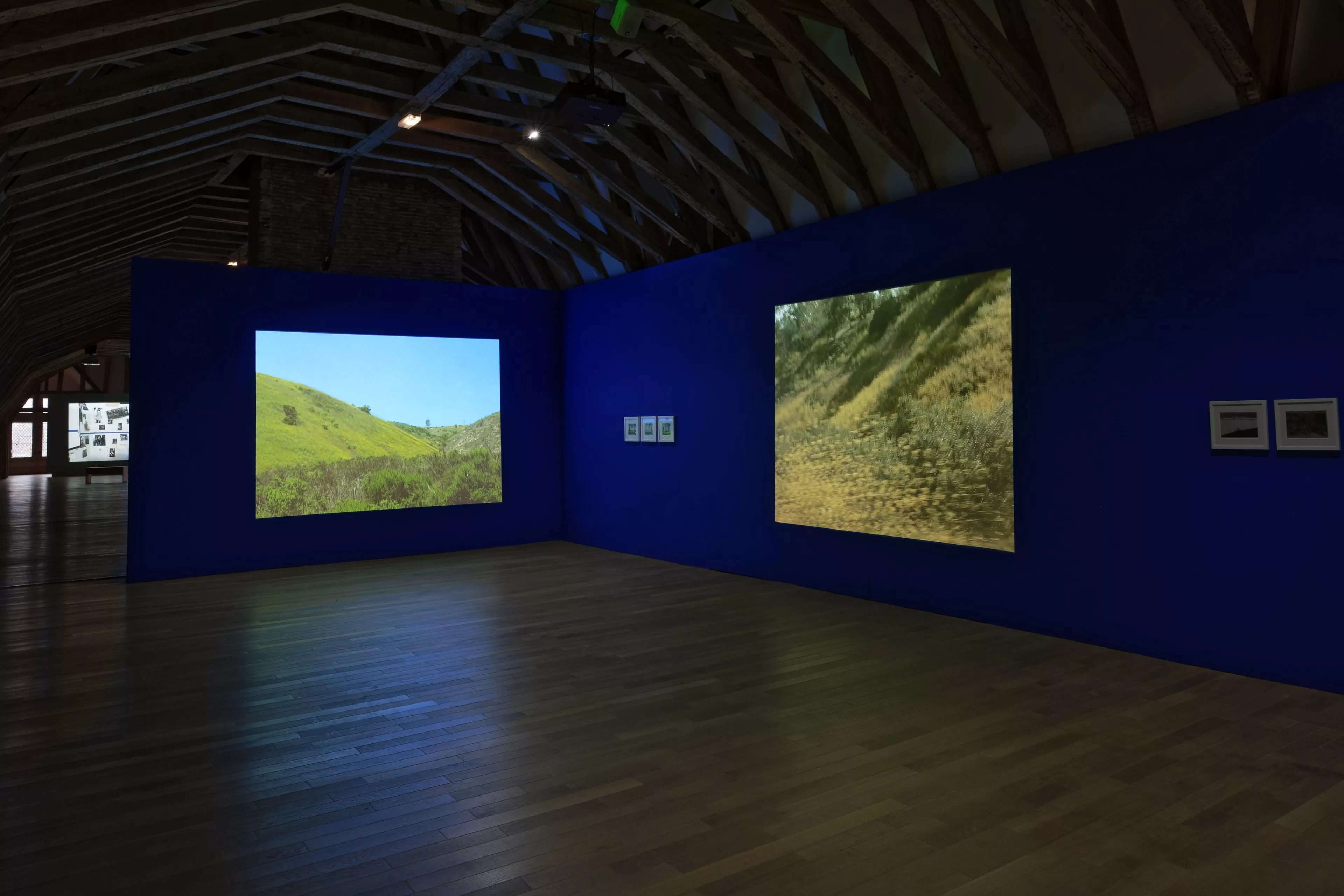Vue de l'exposition Spaces to see