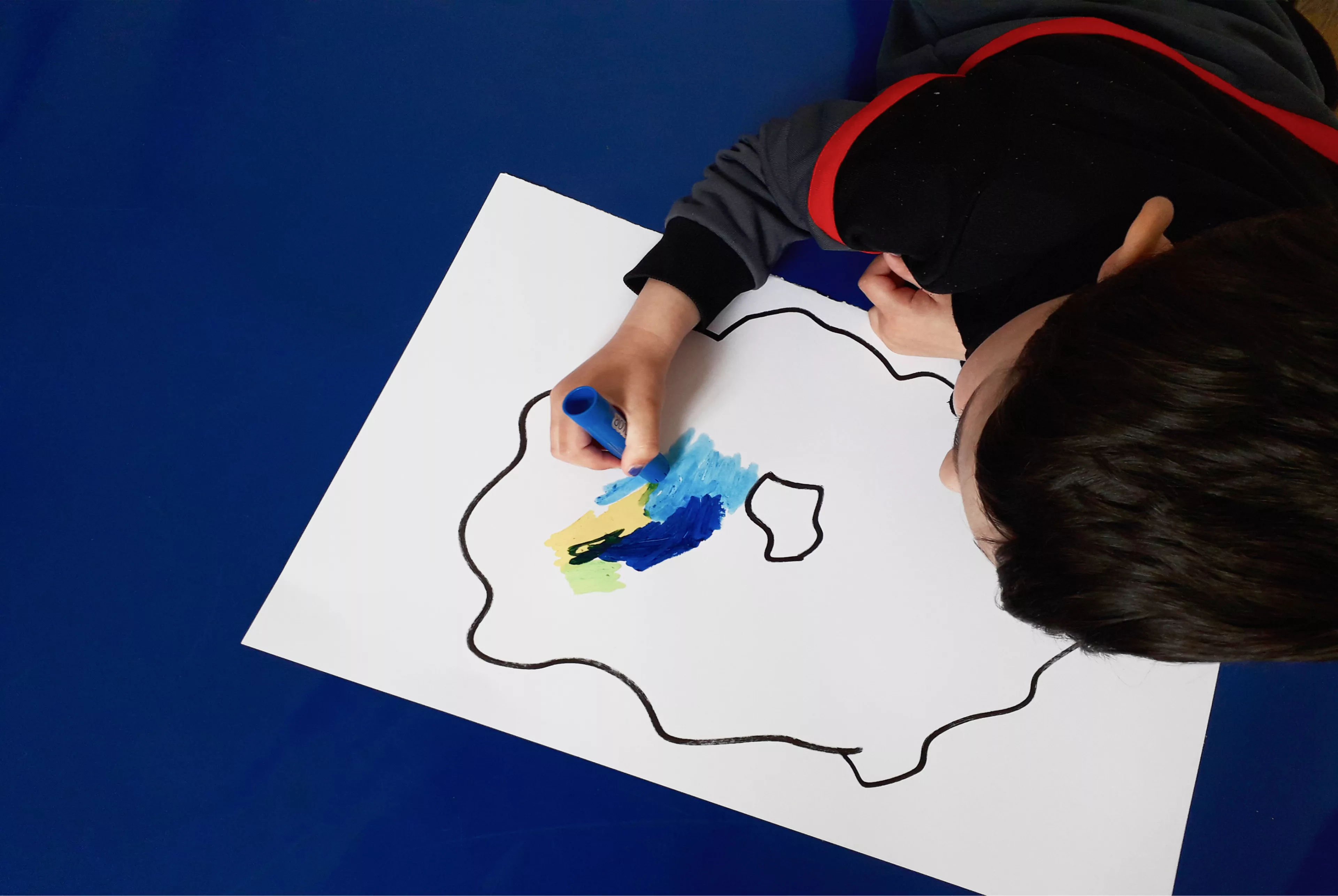 Enfant participant à un atelier scolaire au Château de Rochechouart
