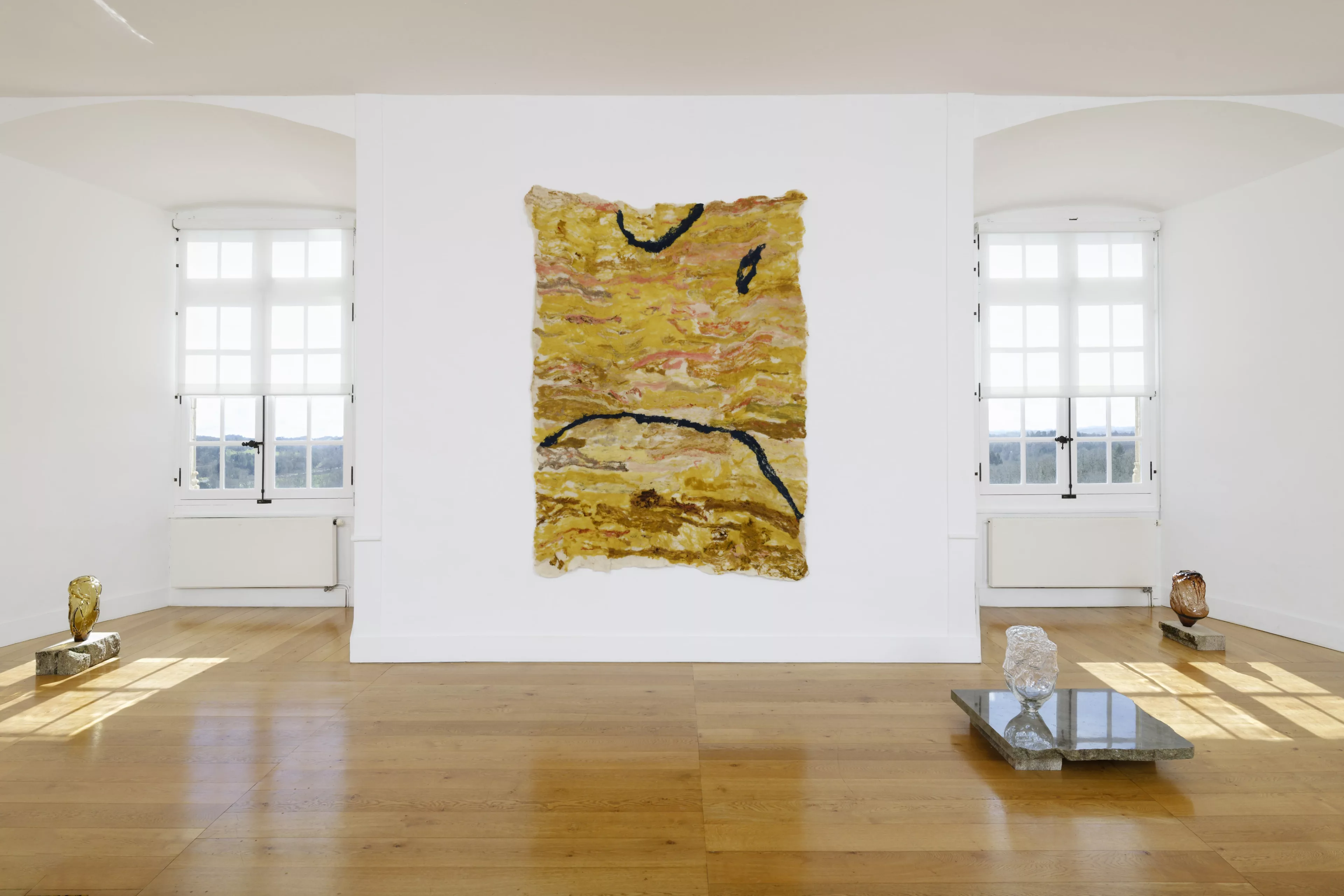 Vue de l'exposition Fiction Theorie Panier