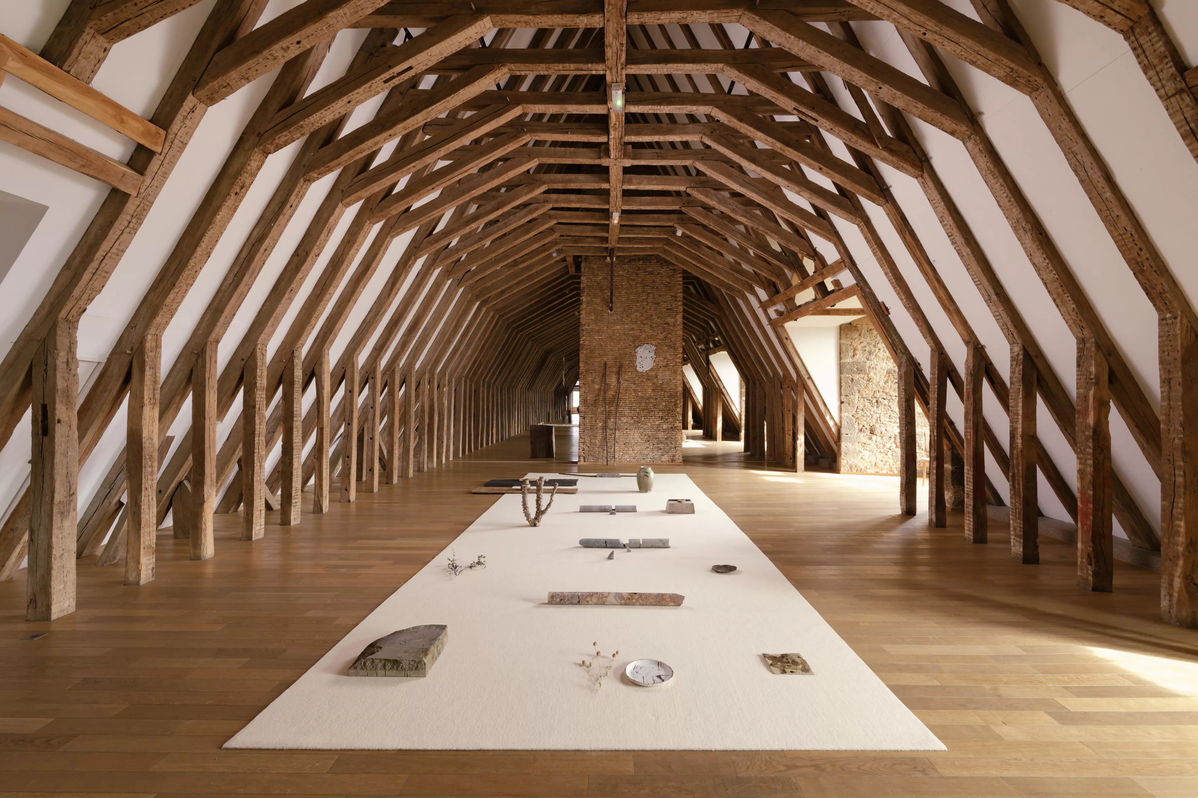 Vue de l'exposition Fiction Theorie Panier