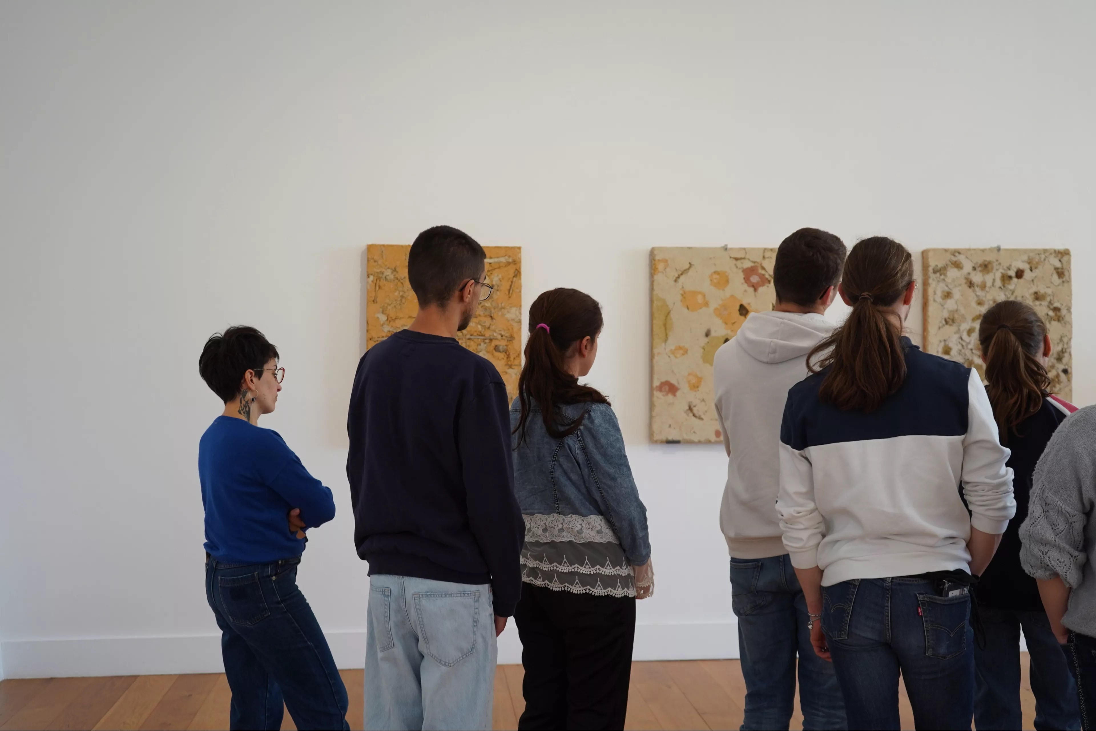 Enfants de l'institut d’éducation motrice de Grossereix en visite au Château de Rochechouart